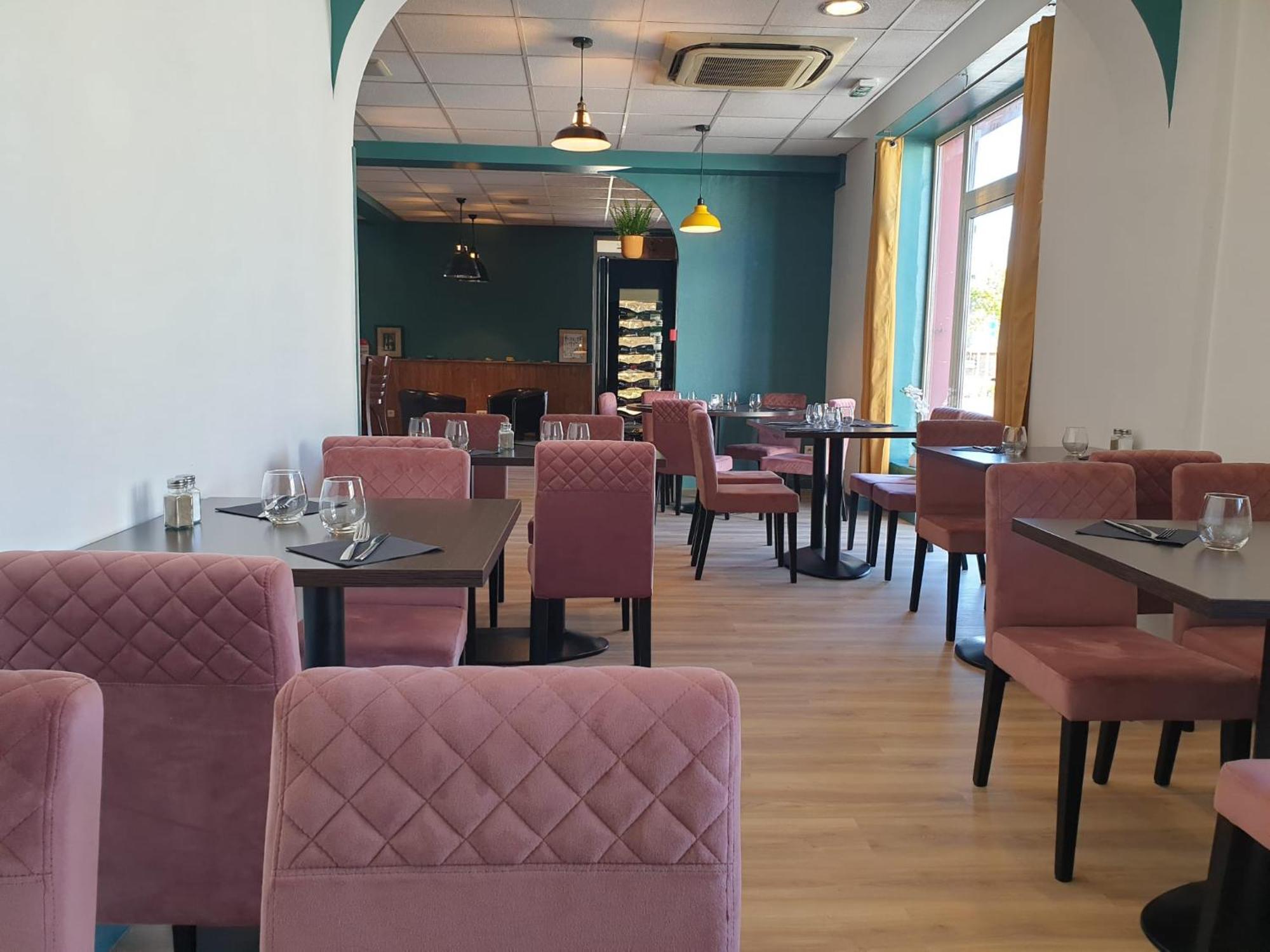 Logis Hotels Et Restaurant La Pause Rn7 La Coucourde Exterior foto
